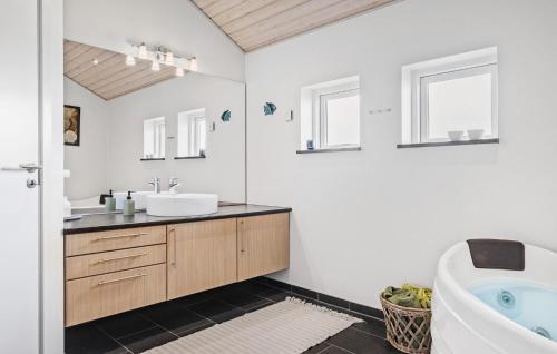 Koupelna v ubytování Holiday Home Fiskervej Ds Dnmk