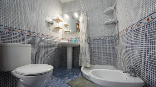 y baño con aseo blanco y lavamanos. en CASA SUERTE, en Sant Jaume d'Enveja