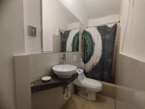 ein Bad mit einem Waschbecken und einem WC in der Unterkunft Hospedaje Boutique Albergue Verde in Lima