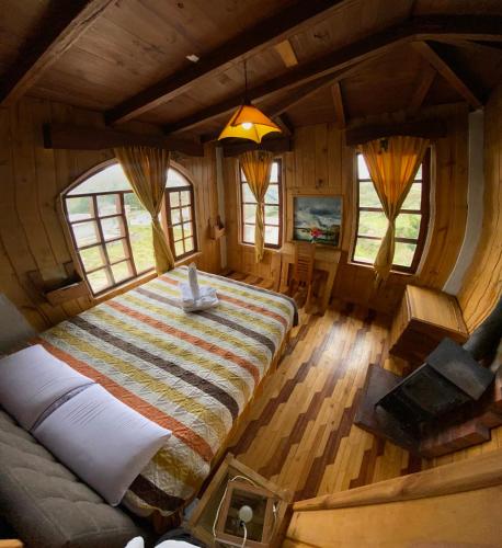 una vista aérea de un dormitorio en una cabaña de madera en Hostería Chukirawa, en Quilotoa