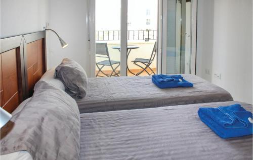 スシナにあるNice Apartment In Sucina With Outdoor Swimming Poolの青いタオルが付いた客室内のベッド2台