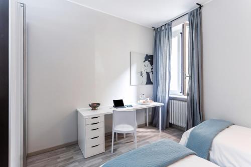 una camera da letto con scrivania e computer portatile di Casa Ugo - Pavia City Center - by Host4U a Pavia