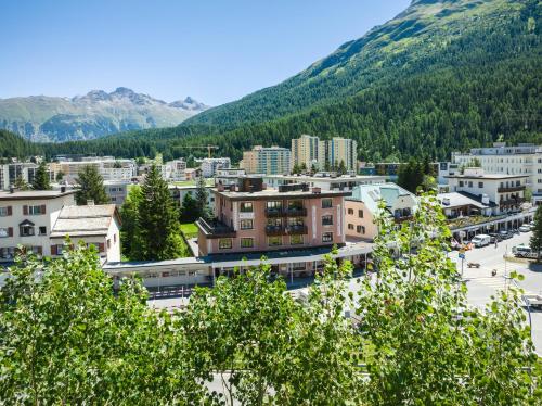 Blick auf eine Stadt mit Bergen im Hintergrund in der Unterkunft Hotel Corvatsch in St. Moritz