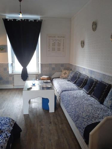 un salon avec un canapé et une table dans l'établissement Les capucines, à Saint-Brieuc