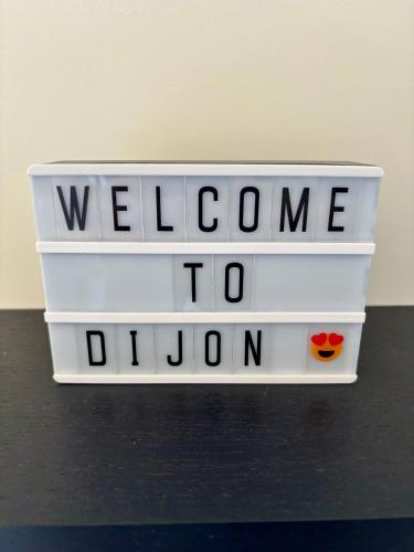 a sign that says welcome to duron on a table at Le Secret de l'Architecte : proche Centre et Gare in Dijon