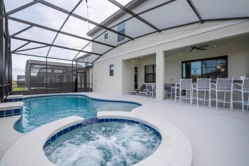 - une piscine au milieu d'une maison dans l'établissement 6163 Fantastic Home with 12BD, à Orlando