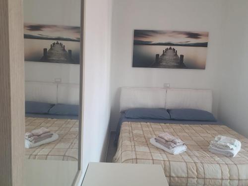 Un dormitorio con dos camas y un espejo. en Urban Nest, en Fiumicino
