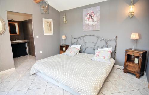 une chambre avec un lit blanc avec des oreillers roses dans l'établissement Nice Home In Eyguieres With Wifi, à Eyguières