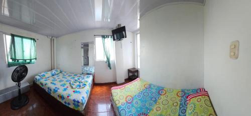約帕爾的住宿－Hotel Sol Llanero，一间卧室配有一张床和两把椅子