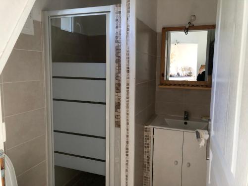 un bagno con lavandino e specchio di Maison de charme entre mer et montagne a Forciolo