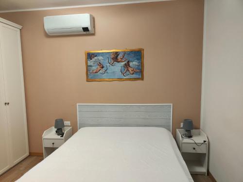 um quarto com uma cama e um quadro na parede em Stanza Lillina em San Benedetto del Tronto
