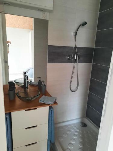une salle de bain avec une douche et un lavabo et une douche dans l'établissement Carnon plage 3min de la mer! Villa 5 pers Terrasse, à Mauguio
