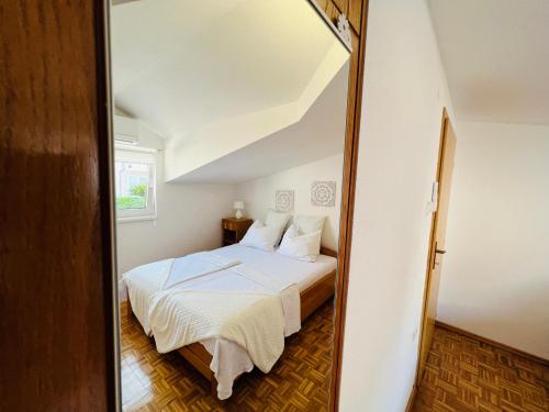 1 dormitorio con cama y espejo en Villa Marina Čiovo Trogir, en Trogir