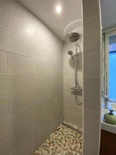 a bathroom with a shower and a sink at Une escale à Boulogne - Appartement au coeur de la ville avec Parking privé in Boulogne-sur-Mer