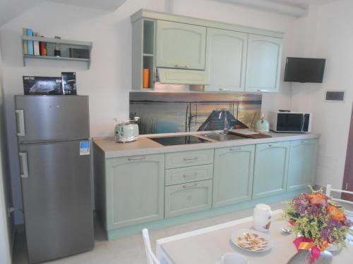 Η κουζίνα ή μικρή κουζίνα στο Ferienhaus direkt am Meer mit Wallbox für Elektroautos