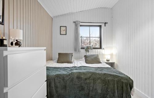 RudeにあるBeautiful Home In Rude With Wifiの白いベッドルーム(ベッド1台、窓付)