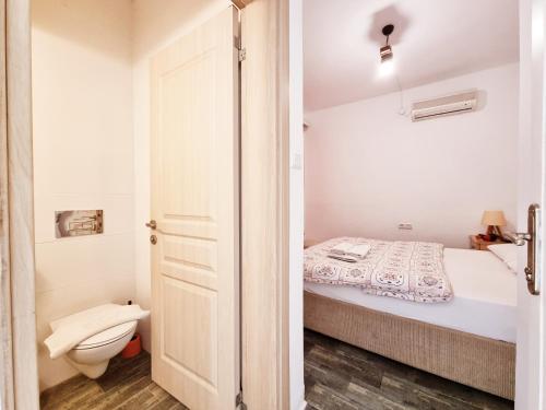 Dormitorio pequeño con cama y aseo en Fethiye Motel BODRUM, en Bodrum City