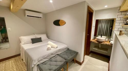 a small bedroom with a bed and a sink at Loft novo em Morro de São Paulo in Morro de São Paulo