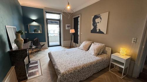 een slaapkamer met een bed en een bureau. bij Superbe chambre chez l'habitant in Saint Die