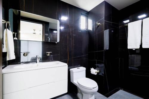 Bilik mandi di La Poza Suites