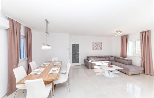 2 Bedroom Gorgeous Apartment In Okrug Gornji