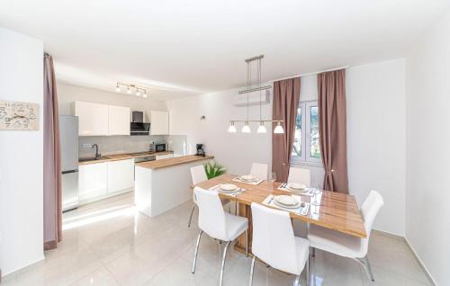 2 Bedroom Gorgeous Apartment In Okrug Gornji