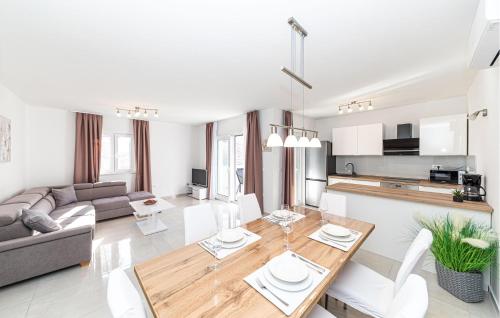 2 Bedroom Gorgeous Apartment In Okrug Gornji