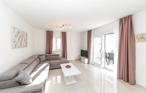 2 Bedroom Gorgeous Apartment In Okrug Gornji