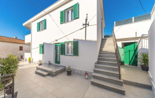 2 Bedroom Gorgeous Apartment In Okrug Gornji