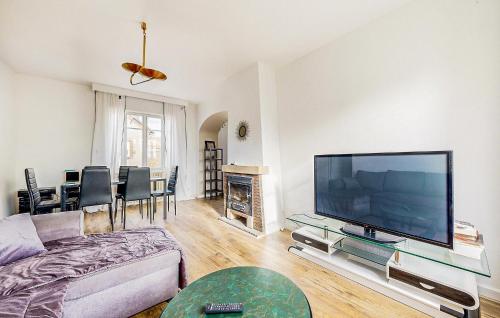 Photo de la galerie de l'établissement Gorgeous Apartment In Issy-Lévêque, à Issy-lʼÉvêque