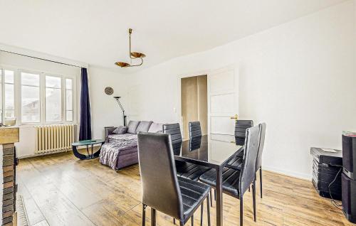 Photo de la galerie de l'établissement Gorgeous Apartment In Issy-Lévêque, à Issy-lʼÉvêque