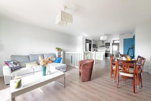 un salon avec un canapé et une table dans l'établissement Family cocoon in Carcassonne, à Carcassonne