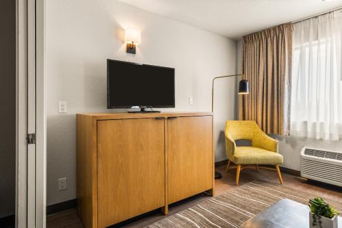 Televisyen dan/atau pusat hiburan di Oxford Suites Redding