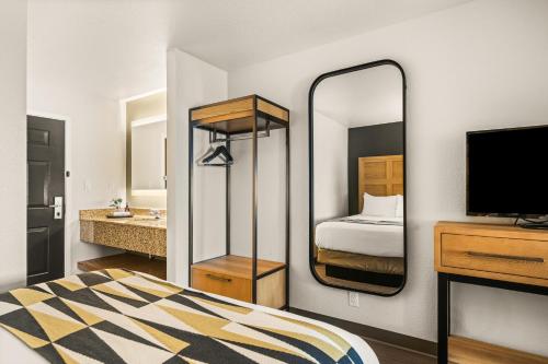 Katil atau katil-katil dalam bilik di Oxford Suites Redding