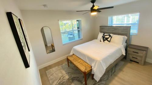 um quarto com uma cama e uma ventoinha de tecto em Waterfront Gulf Gateway: Pool/Dock/Grill/Gameroom em Fort Myers