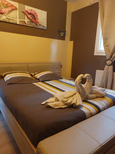 - une paire de lits avec des serviettes de toilette dans l'établissement Maison Spacieuse et lumineuse avec piscine privée et chauffée, à Pordic