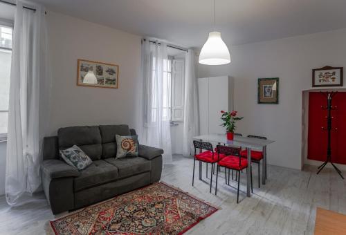 a living room with a couch and a table at All'ombra del Campanile in Volterra