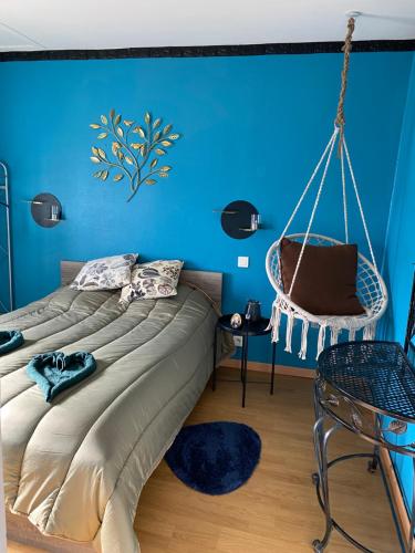 Cette chambre comprend un lit et une balançoire. dans l'établissement Charmante Maison à Woincourt proche Le Tréport Ault Mers les bains, à Woincourt