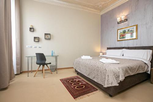 1 dormitorio con 1 cama, 1 mesa y 1 silla en Affittacamere Gioiello, en Génova