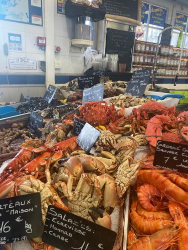 - un marché de fruits de mer avec de nombreux types de fruits de mer dans l'établissement Charmante Maison à Woincourt proche Le Tréport Ault Mers les bains, à Woincourt