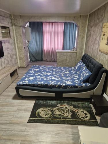 een slaapkamer met een groot bed in een kamer bij Cornelius Studio in Galaţi