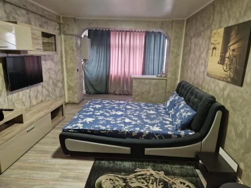 una camera con letto e TV di Cornelius Studio a Galaţi