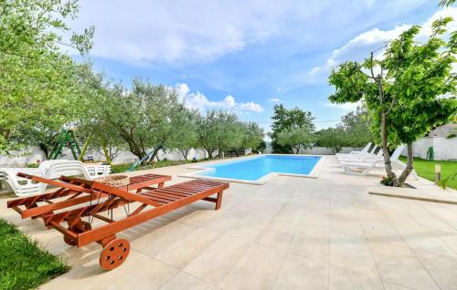 Bazén v ubytovaní Six-Bedroom Holiday Home In Sv, Filip I Jakov alebo v jeho blízkosti