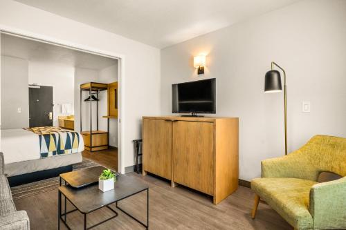 Televisyen dan/atau pusat hiburan di Oxford Suites Redding