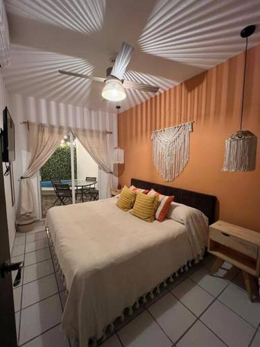 ein Schlafzimmer mit einem großen Bett mit Decke in der Unterkunft Casa Venado in Puerto Morelos