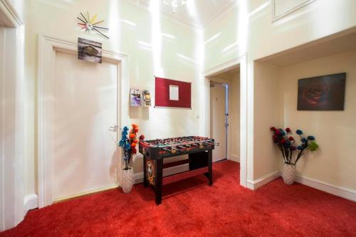 Area tempat duduk di Edinburgh Central Haymarket Roomz