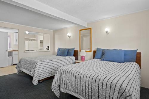 Una cama o camas en una habitación de Beach Motel and Suites