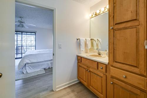 baño con lavabo, espejo y cama en Sky Valley Home with Deck, Community Amenities, en Dillard