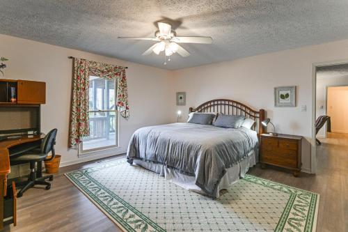 1 dormitorio con 1 cama con ventilador de techo y piano en Sky Valley Home with Deck, Community Amenities, en Dillard