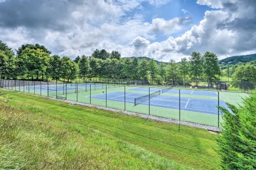 Tenis a/nebo squash v ubytování Deck and Community Perks Sky Valley Home! nebo okolí